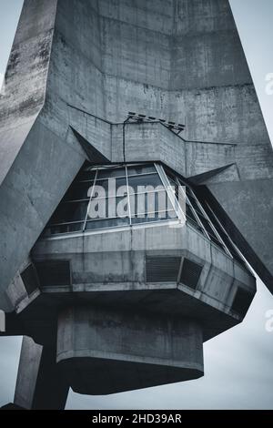 Vertikale Aufnahme des Avala-Turms in Belgrad, Serbien Stockfoto