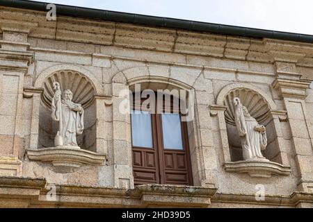 Ansicht von Statuen im Kloster San Miguel de las Duenas, Region El Bierzo in der Nähe von Ponferrada Stockfoto