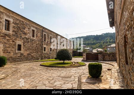 Blick auf das Kloster San Miguel de las Duenas, in der Region El Bierzo bei Ponferrada Stockfoto