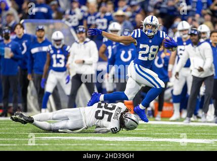 Indianapolis, Indiana, USA. 02nd Januar 2022. Indianapolis Colts laufen zurück Jonathan Taylor (28) läuft mit dem Ball für die Sternzeit, während die Sicherheit der Las Vegas Raiders, Trevon Moehrig (25), während der NFL-Fußballspiele zwischen den Las Vegas Raiders und den Indianapolis Colts im Lucas Oil Stadium in Indianapolis, Indiana, verfolgt. Las Vegas besiegte Indianapolis 23-20. John Mersits/CSM/Alamy Live News Stockfoto