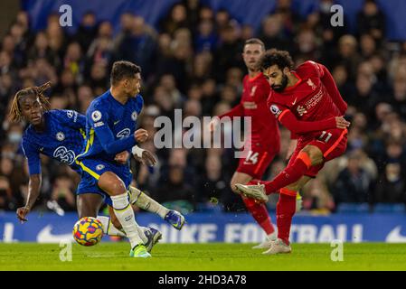 London, Großbritannien. 3rd Januar 2022. Mohamed Salah (1st, R) von Liverpool dreht während des Spiels der englischen Premier League zwischen Chelsea und Liverpool am 2. Januar 2022 in London, Großbritannien. Quelle: Xinhua/Alamy Live News Stockfoto