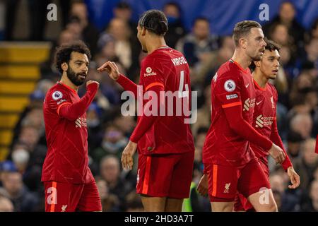 London, Großbritannien. 3rd Januar 2022. Mohamed Salah aus Liverpool (1st, L) feiert mit seinem Teamkollegen Virgil van Dijk (2nd, L), nachdem er am 2. Januar 2022 im englischen Premier League-Spiel zwischen Chelsea und Liverpool in London, Großbritannien, das zweite Tor erzielt hatte. Quelle: Xinhua/Alamy Live News Stockfoto