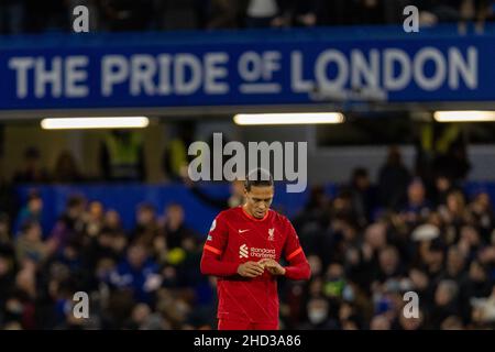 London, Großbritannien. 3rd Januar 2022. Liverpools Virgil van Dijk wirkt nach dem Spiel der englischen Premier League zwischen Chelsea und Liverpool in London, Großbritannien, am 2. Januar 2022 niedergeschlagen. Quelle: Xinhua/Alamy Live News Stockfoto