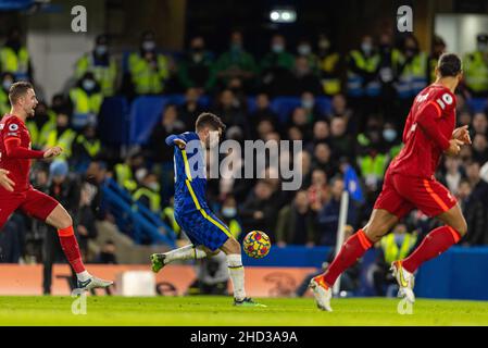 London, Großbritannien. 3rd Januar 2022. Chelseas Christian Pulisic (C) erzielt am 2. Januar 2022 beim Spiel der englischen Premier League zwischen Chelsea und Liverpool in London, Großbritannien, das zweite Tor seiner Seite. Quelle: Xinhua/Alamy Live News Stockfoto