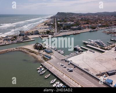 Luftaufnahme des Hafengebiets und der Flaminia-Bucht der Stadt Pesaro in den Marken Stockfoto