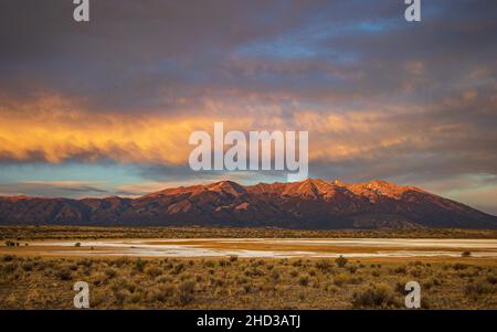 Landschaftlich reizvolle Aussicht auf die Berge des Sangre De Cristo über das San Luis Valley bei Sonnenuntergang, Alamosa, Colorado, USA Stockfoto