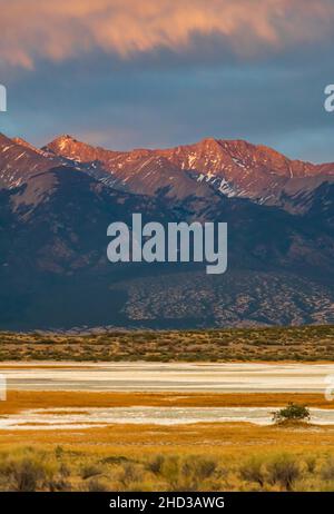 Landschaftlich reizvolle Aussicht auf die Berge des Sangre De Cristo über das San Luis Valley bei Sonnenuntergang, Alamosa, Colorado, USA Stockfoto