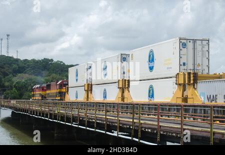 Panama Canal Eisenbahn transportiert Chiquita Banana Container, die durch Gamboa Brücke Stockfoto