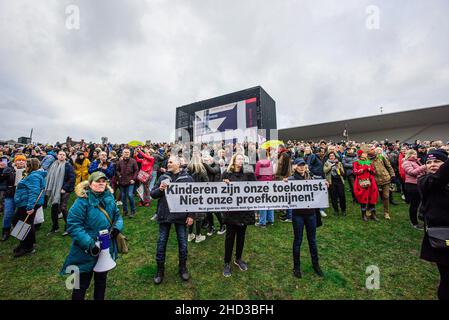 Demonstranten halten ein großes Banner hoch, auf dem steht, dass Kinder unsere Zukunft sind. Nicht unsere Meerschweinchen während der Anti-Covid-19-Demonstration. Die erste Anti-Covid-Demonstration des Jahres 19. Mindestens dreißig Verhaftungen auf dem Museumplein und vier Verletzte. Der stadtrat, die Staatsanwaltschaft und die Polizei verboten die Demonstration, da es Anzeichen dafür gab, dass einige Demonstranten mit Waffen teilnehmen würden und auf Gewalt setzen würden. Die Situation kam außer Kontrolle, als die Demonstranten versuchten, die Nähe des Museumplein zu verlassen, als sie an einer Linie in die Paulus Potterstraat eingekerkelt wurden Stockfoto