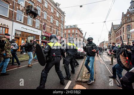 Undercover-Polizisten und Bereitschaftspolizei konfrontieren Demonstranten und machen während der Anti-covid-19-Demonstration. Die erste Anti-Covid-Demonstration des Jahres 19. Mindestens dreißig Verhaftungen auf dem Museumplein und vier Verletzte. Der stadtrat, die Staatsanwaltschaft und die Polizei verboten die Demonstration, da es Anzeichen dafür gab, dass einige Demonstranten mit Waffen teilnehmen würden und auf Gewalt setzen würden. Die Situation kam außer Kontrolle, als die Demonstranten versuchten, die Nähe des Museumplein zu verlassen, als sie in der Paulus Potterstraat von einer Reihe von Unruhen eingekerkelt wurden Stockfoto