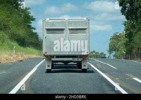 Bruce Highway, Proserpine, Queensland, Australien - Dezember 2021: Ein selbstgemachter Wohnwagen-Anhänger auf dem Highway Stockfoto
