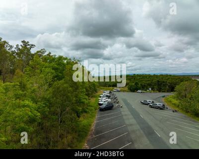 Conway Beach, Queensland, Australien - 2021. Dezember: Niedrige Perspektive des Drohnenfluges, der von einem Parkplatz an einer Bootsrampe unter einem C abhebt Stockfoto