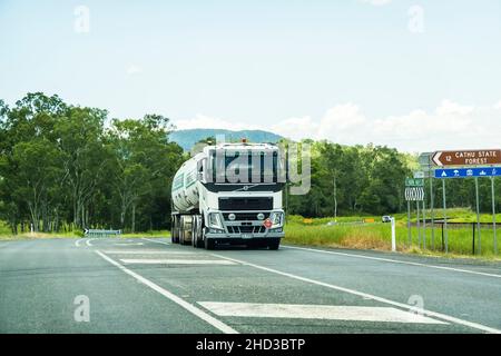 Bruce Highway, Proserpine, Queensland, Australien - Dezember 2021: Ein Sattelauflieger transportiert LKW, der Kraftstoff und Öl entlang einer Landstraße transportiert Stockfoto
