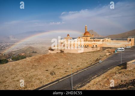 Ishak Pasha Palast mit einem Regenbogen im Hintergrund in Agri, Osttürkei Stockfoto