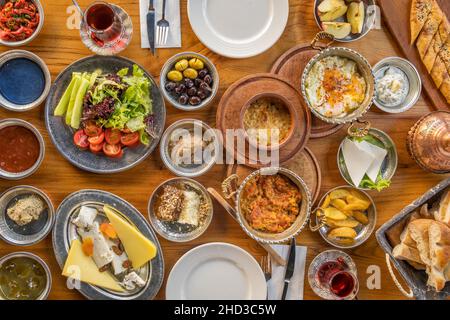 Traditionelles, reichhaltiges türkisches Dorffrühstück auf dem Holztisch Stockfoto