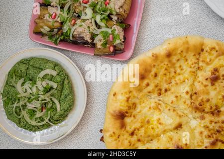 Traditioneller georgianischer Tisch: Phali, Megruli khachapuri, gebratene Aubergine mit Walnusspaste. Stockfoto