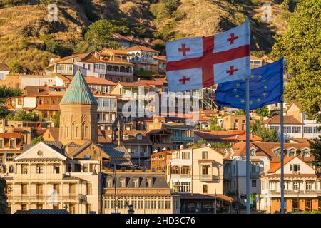 Georgische und Europäische Union winken Flaggen in Tiflis Altstadt, Georgiac Stockfoto