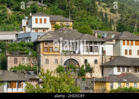 Alte Ottomanen-Häuser in Gjirokaster, Albanien aus nächster Nähe Stockfoto