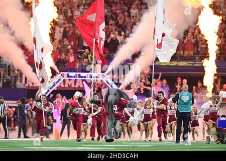 Alabama nimmt das Feld während eines Spiels zwischen den Cincinnati Bearcats und der Alabama Crimson Tide des Halbfinales des College Football Playoff 2021 beim Goodyear Cotton Bowl Classic Spiel 86th im AT&T Stadium in Arlington, Texas, 31st. Dezember 2021.Manny Flores/CSM Stockfoto