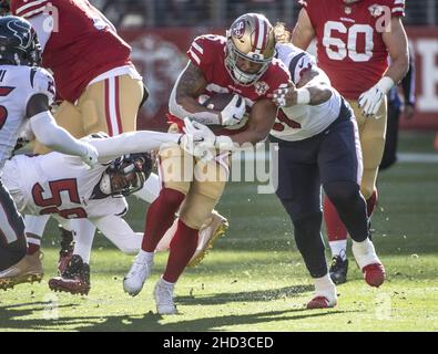 Santa Clara, Usa. 02nd Januar 2022. San Francisco 49ers läuft zurück Eli Mitchell (25) wird am Sonntag, den 2. Januar 2022, vom Houston Texans Mittellinebacker Christian Kirksey (58) im zweiten Viertel im Levi's Stadium in Santa Clara, Kalifornien, angegangen. Die 49ers besiegten die Texaner 23-7. Foto von Terry Schmitt/UPI Credit: UPI/Alamy Live News Stockfoto