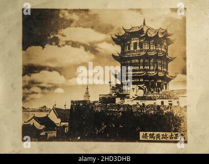 Ein altes Foto des Turms des Gelben Kranichs während der Qing Dynastie. Diese Version des Gelben Kranichturms wurde 1868 erbaut und 1884 zerstört. Stockfoto