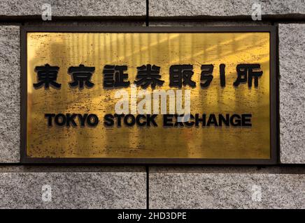 Ein Messingschild an der Außenseite des Tokioter Börsengebäudes in Nihonbashi.Tokio, Japan. Stockfoto