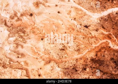 Mungo See im australischen Outback mit rotem Boden - trockener Seenboden mit erodierten Bächen, die im Halbwüstenklima getrocknet sind - Luftaufnahme von oben nach unten. Stockfoto