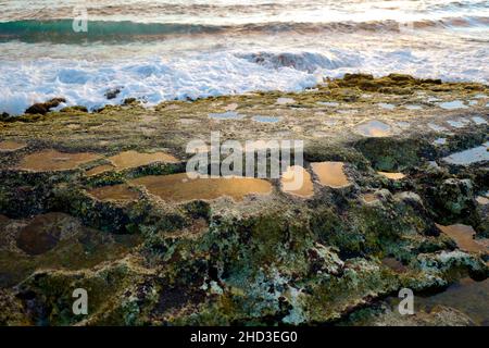Felsvorsprung am Saltpond Beach in der Nähe von Hanapepe auf Kauai Stockfoto
