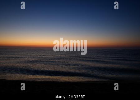 Sanfte Wellen kurz vor dem Sonnenaufgang über dem Schwarzen Meer im Obzor Resort in Bulgarien an einem ruhigen und warmen Sommertag. Stockfoto