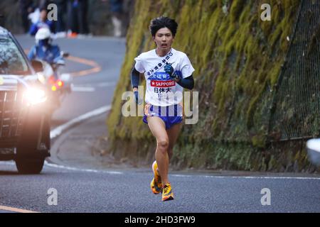 Kanagawa, Japan. 2nd Januar 2022. Junya Yoshitomi () Leichtathletik : das 98th Hakone Ekiden, Tokyo-Hakone Round-Trip College Ekiden Race, 5th Sektion in Kanagawa, Japan . Quelle: AFLO/Alamy Live News Stockfoto