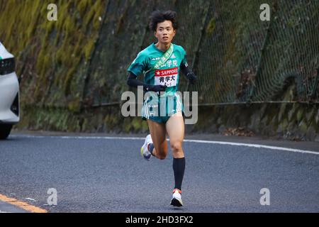 Kanagawa, Japan. 2nd Januar 2022. Hiroki Wakabayashi () Leichtathletik : das 98th Hakone Ekiden, Tokyo-Hakone Round-Trip College Ekiden Race, 5th Sektion in Kanagawa, Japan . Quelle: AFLO/Alamy Live News Stockfoto