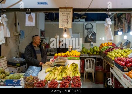 Das Foto des israelischen Premierministers Menahem aus dem Jahr 6th wird in einem Stall in Mahane oder Machane Yehuda Market, der oft als „der Schuk“ bezeichnet wird, einem Open-Air-Marktplatz in West-Jerusalem, Israel, aufgehängt Stockfoto