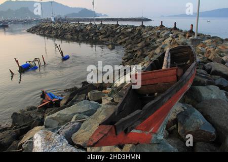 TRENGGALEK, INDONESIEN - 28. März 2016: Morgen am Strand von Prigi Trenggalek. Die Fischer und Boote. Touristen Stockfoto