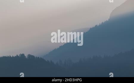 Bergkette am Morgen schönes Licht. Berglandschaft mit blauen Gradienten in Kanada. Reisefoto, niemand, Platz für Text kopieren, selektiver Fokus Stockfoto