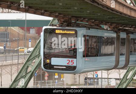 Wuppertal die Schwebebahn – das Wahrzeichen Wuppertals – fährt auf einer 13 km langen Strecke durch die Stadt. Stockfoto