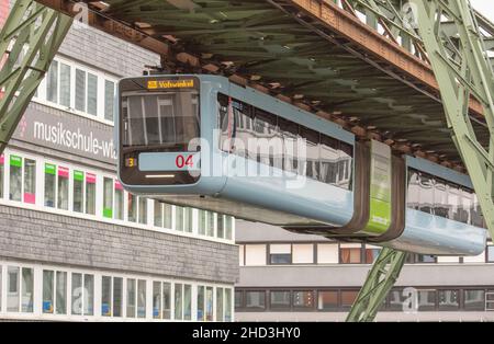 Wuppertal die Schwebebahn – das Wahrzeichen Wuppertals – fährt auf einer 13 km langen Strecke durch die Stadt. Stockfoto