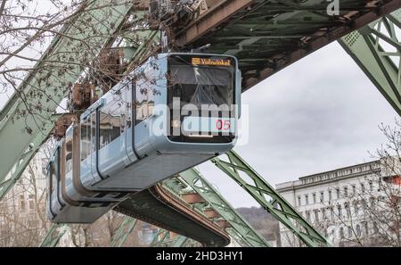 Wuppertal die Schwebebahn – das Wahrzeichen Wuppertals – fährt auf einer 13 km langen Strecke durch die Stadt. Stockfoto