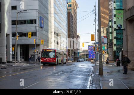 Ottawa, Kanada - 16. Dezember 2021: Öffentlicher Bus in der Innenstadt Straße der Stadt Stockfoto