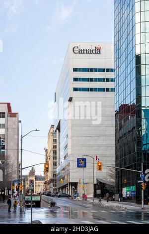 Ottawa, Kanada - 16. Dezember 2021: Blick auf die Stadt mit Wolkenkratzern in der Innenstadt von Ottawa. Stockfoto