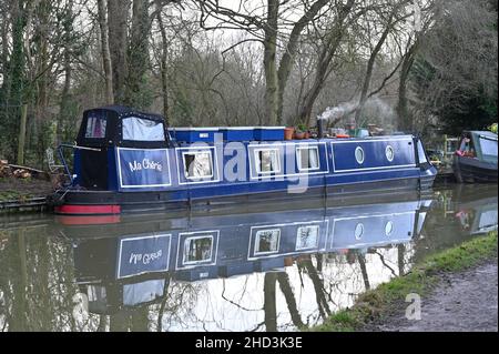 Ein Schmalboot und seine Reflexion auf dem Oxford-Kanal in der Nähe des Weilers Thrupp, der nördlich des Dorfes Kidlington, Oxfordshire liegt. Stockfoto