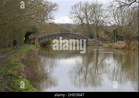 Eine Brücke führt über den Oxford Canal Towpath über den Fluss Cherwell, wo sich die Wasserstraßen in der Nähe von Enslow Wharf im Norden von Oxfordshire trennen. Stockfoto