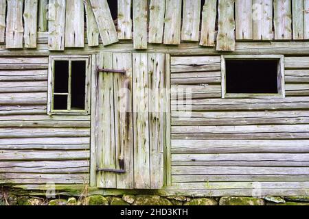 Alte, gespenstische, vom Wetter verprügelte Holzscheune Stockfoto