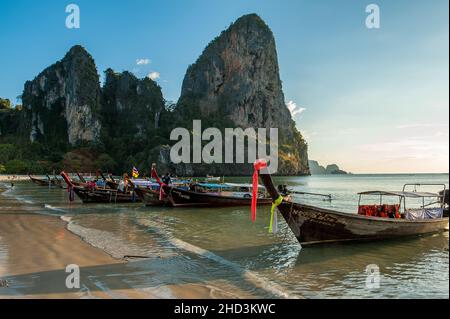 Railay Beach West bei Sonnenuntergang. Dies ist einer der berühmtesten Strände in Thailand. Es liegt auf einer Halbinsel Rai Leh und ist nur mit dem Boot erreichbar. Stockfoto