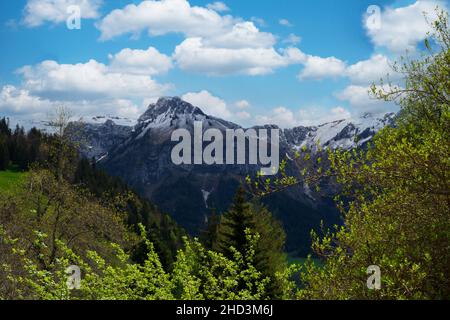 Blick auf den Gipfel von La Tournette in der Nähe des Sees von Annecy Stockfoto