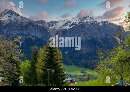 Blick auf den Gipfel von La Tournette in der Nähe des Sees von Annecy Stockfoto