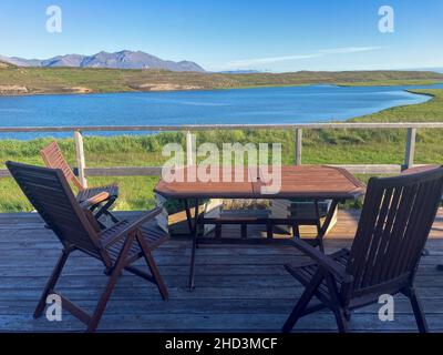 Blick von einem Haus auf die Landschaft und einen See in Island Stockfoto