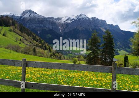 Blick auf den Gipfel von La Tournette in der Nähe des Sees von Annecy Stockfoto