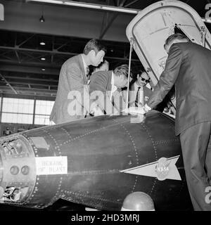 Die Darsteller der Star Trek-Fernsehserie 1960s besuchen 1967 das NASA Dryden Flight Research Center, heute Armstrong. Chief Medical Officer Leonard ‘Bones’ McCoy, gespielt von DeForest Kelley und dem Schöpfer der Show, Gene Roddenberry, erhalten eine Einweisung über das X-15 Cockpit, während sie den Blick ins Innere der Show genießen. Stockfoto