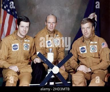 (Mai 1973) --- Diese drei Astronauten wurden von der National Aeronautics and Space Administration zur ersten bemannten Besatzung der ersten bemannten Skylab-Mission ernannt. Sie sind, von links nach rechts, Joseph P. Kerwin, Wissenschaftspilot; Charles Conrad Jr., Kommandant; und Paul J. Weitz, Pilot. Skylab ist ein dreiteiliges Programm, das aus einem 28-tägigen und zwei 56-tägigen bemannten Besuch über einen Zeitraum von acht Monaten besteht. Einen Tag vor dem Start dieser Besatzung wird die unbemannte Raumstation Skylab gestartet und in der Erdumlaufbahn platziert. Die erste bemannte Mission dauert bis zu 28 Tage. Stockfoto