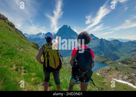 Zwei Wanderfrauen auf dem Weg zum Pic du Midi Ossau in den französischen Pyrenäen Stockfoto